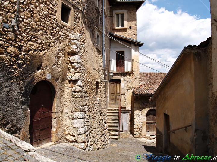 14-P5114606+.jpg - 14-P5114606+.jpg - L'antico borgo medievale fortificato di Tussillo, frazione di Villa S. Angelo.